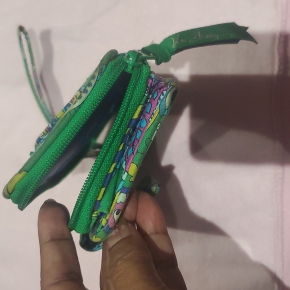 Vera Bradley Wallet/Wristlet Emerald Paisley design - Picture 6 of 8